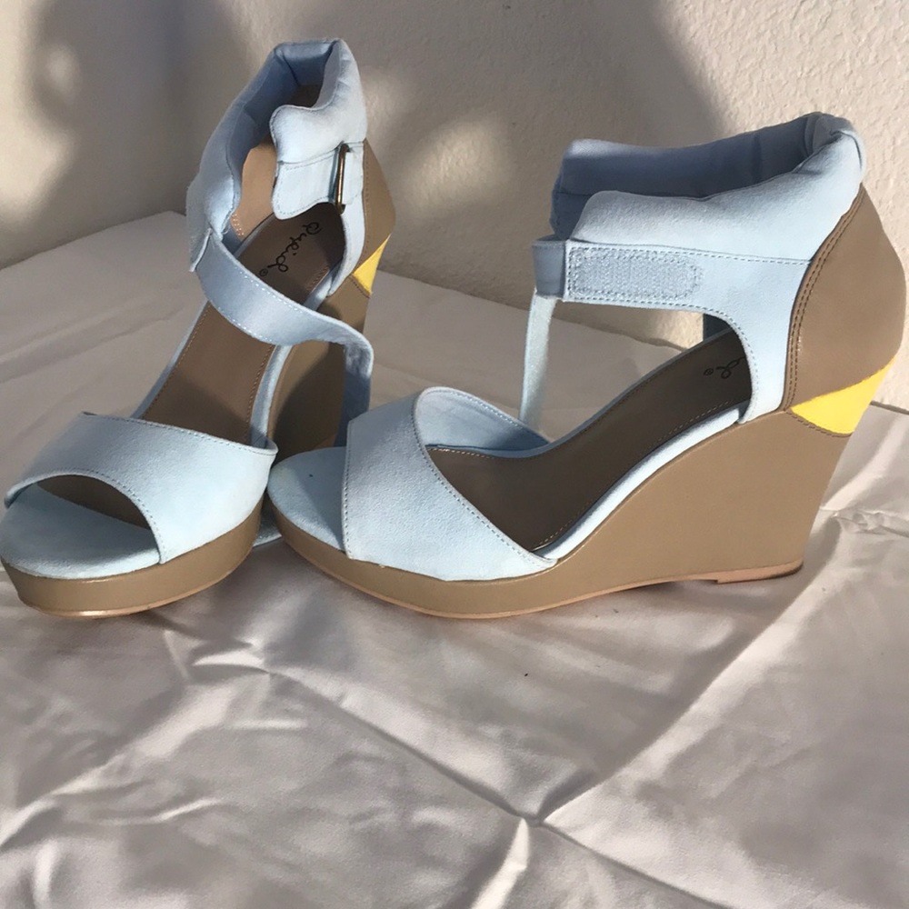 Women’s size 8 wedge.